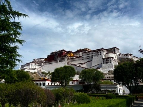 Der Potala-Palast über den Gärten von Lhasa