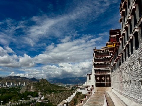 Seitliche Palastmauer und Treppen am Potala-Palast