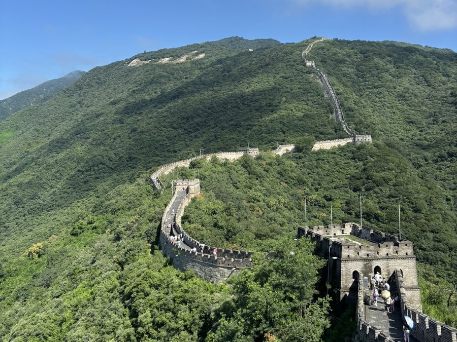 Chinesische Mauer bei Mutianyu über bewaldeten Bergkämmen