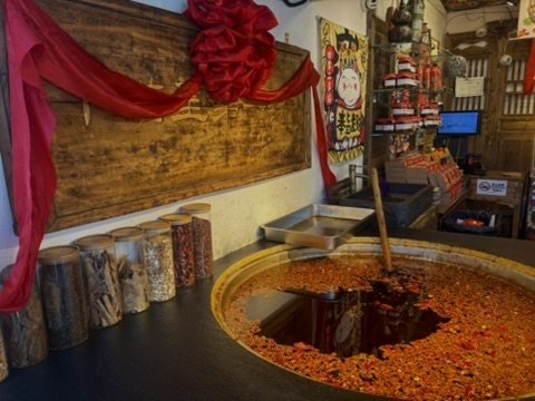Sichuan-Hotpot mit Chili und Gewürzen