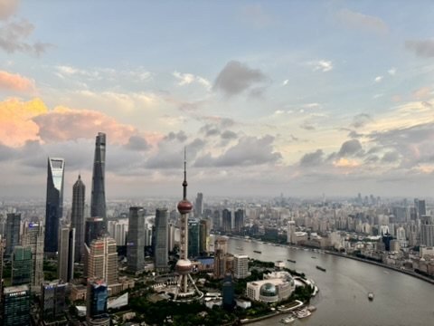 Pudongs Skyline am Huangpu-Fluss in Shanghai