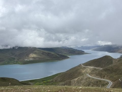 Türkisfarbener Yamdrok-See zwischen Bergen