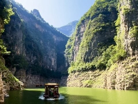 Ausflugsboot in einer Seitenschlucht des Yangtze