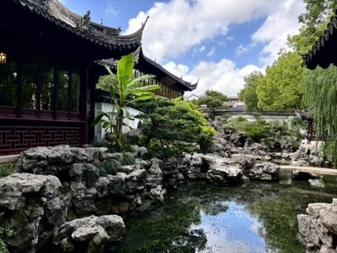 Klassischer Garten mit Felsen und Teich in Shanghai