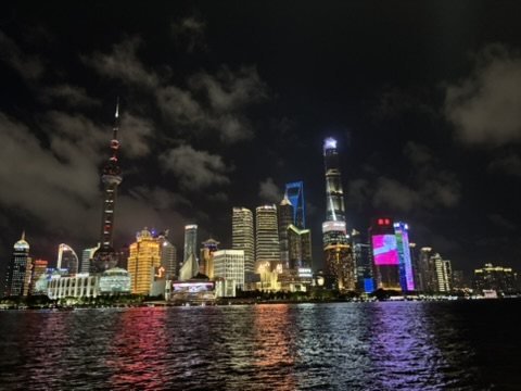 Skyline von Pudong bei Nacht vom Bund aus gesehen