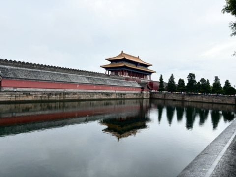 Wassergraben und Eckturm der Verbotenen Stadt in Peking