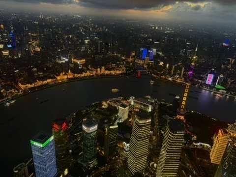 Shanghai aus der Vogelperspektive mit der Schleife des Huangpu