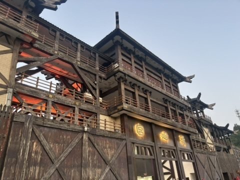 Mehrstöckiger Holzbau in traditioneller Bauweise