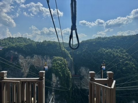 Zipline über einer bewaldeten Schlucht in Zhangjiajie